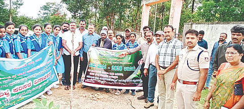 ತಾಲೂಕು ಕ್ರೀಡಾಂಗಣದಲ್ಲಿ ಆಯೋಜಿಸಿದ್ದ ಪರಿಸರ ದಿನ ಕಾರ್ಯಕ್ರಮವನ್ನು  ಗಿಡನೆಡುವ ಮೂಲಕ ಶಾಸಕ ಸಿಮೆಂಟ್ ಮಂಜು ಉದ್ಘಾಟಿಸಿದರು. ತಹಸೀಲ್ದಾರ್ ಮಲ್ಲಿಕಾರ್ಜುನ್, ತಾ.ಪಂ.ಕಾರ್ಯನಿರ್ವಾಹಕ ಅಧಿಕಾರಿ ಸುಬ್ರಹ್ಮಣ್ಯ ಶರ್ಮ, ಪ.ಪಂ ಮುಖ್ಯಾಧಿಕಾರಿ ಮಂಜುನಾಥ್, ಬಿ.ಇ.ಒ ಕೃಷ್ಣೇಗೌಡ ಇತರರಿದ್ದರು.  