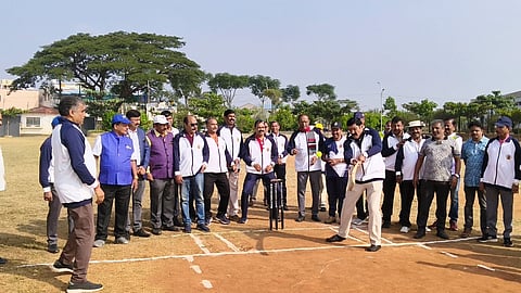 ಹಾಸನ ನಗರದ ಬಿ. ಕಾಟೀಹಳ್ಳಿ ಬಳಿಯ ಯುನೈಟೆಡ್ ಅಕಾಡೆಮಿ ಮೈದಾನದಲ್ಲಿ ಆಯೋಜಿಸಿರುವ ಜಿಲ್ಲಾ ಮಟ್ಟದ ಎಲ್‌ಪಿಎಲ್ ಕ್ರಿಕೆಟ್ ಪಂದ್ಯಾವಳಿಗೆ ಚಾಲನೆ ದೊರೆಯಿತು. ಕುಡ್ಲಿ ಅರವಿಂದ್ ಶೆಣೈ, ಬಿ.ವಿ. ಹೆಗಡೆ, ಎಚ್.ಆರ್. ಚಂದ್ರೇಗೌಡ, ಎ.ಸಿ. ಗಿರೀಶ್, ಎಚ್.ರಮೇಶ್, ಸಿ.ಶಿವಸ್ವಾಮಿ, ಚಿಕ್ಕೇಗೌಡ, ಎಚ್.ಪಿ. ಅಶೋಕ್ ಕುಮಾರ್ ಇತರರಿದ್ದರು.
