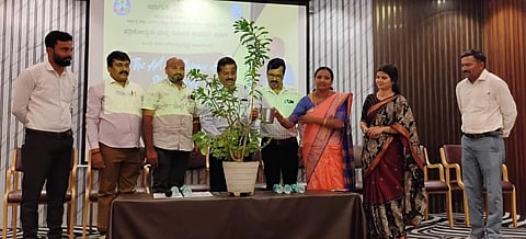 ಹಾಸನ ನಗರದ ಸರ್ಕಾರಿ ಕಲಾ, ವಾಣಿಜ್ಯ ಮತ್ತು ಸ್ನಾತಕೋತ್ತರ ಕಾಲೇಜಿನಲ್ಲಿ ಪತ್ರಿಕೋದ್ಯಮ ವಿಭಾಗದ ವತಿಯಿಂದ ದಿ ಆರ್ಟ್ ಆಂಡ್ ಸೈನ್ಸ್ ಆಫ್ ಫೋಟೋಗ್ರಫಿ ಒಂದು ದಿನದ ಕೌಶಲಾಭಿವೃದ್ಧಿ ಕಾರ್ಯಾಗಾರವನ್ನು ಗಣ್ಯರು ಉದ್ಘಾಟಿಸಿದರು. ಎಚ್.ಆರ್.ನವೀನ್ ಕುಮಾರ್, ಡಿ.ಎಸ್.ರಾಜು, ಎಂ.ಕೆ.ಹರೀಶ್, ಸತ್ಯಮೂರ್ತಿ ಇತರರಿದ್ದರು.