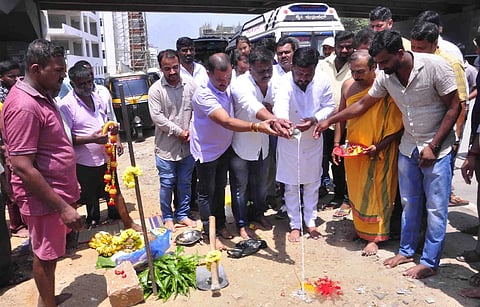 ಹಾಸನ ನಗರದ ಚನ್ನಪಟ್ಟಣ ಕೆರೆ ಆವರಣದ ಕೆಎಸ್‌ಆರ್‌ಟಿಸಿ ಬಸ್ ನಿಲ್ದಾಣದ ಎದುರು ಹೊಸ ಫುಡ್ ಕೋರ್ಟ್ ನಿರ್ಮಾಣ ಕಾಮಗಾರಿಗೆ  ಶಾಸಕ ಎಚ್.ಪಿ.ಸ್ವರೂಪ್ ಪ್ರಕಾಶ್ ಇತ್ತೀಚೆಗೆ ಭೂಮಿಪೂಜೆ ನೆರವೇರಿಸಿದರು.  
