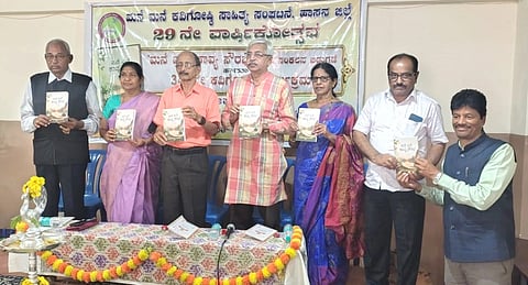  ಹಾಸನ ನಗರದ ಸಾಲಗಾಮೆ ರಸ್ತೆಯ ಭಾರತಿ ವಿದ್ಯಾ ಮಂದಿರದಲ್ಲಿ ಇತ್ತೀಚೆಗೆ ನಡೆದ ಮನೆಮನೆ ಕವಿಗೋಷ್ಠಿ ವಾರ್ಷಿಕೋತ್ಸವಲ್ಲಿ ಕವನ ಸಂಕಲನವನ್ನು ಗಣ್ಯರು ಬಿಡುಗಡೆ ಮಾಡಿದರು. ಡಾ.ವಸಂತಕುಮಾರ್ ಪೆರ್ಲ, ಭ.ರಾ.ವಿಜಯಕುಮಾರ್, ಎನ್.ಎಲ್.ಚನ್ನೇಗೌಡ, ಸುಕನ್ಯಾ ಮುಕುಂದ ಇತರರಿದ್ದರು.