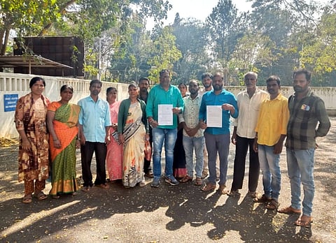  ಆಲೂರು ತಾಲೂಕಿನ ಮಗ್ಗೆ ಗ್ರಾಮದಲ್ಲಿ ಪರಿಶಿಷ್ಟ ಜಾತಿ ಹಾಗೂ ಪರಿಶಿಷ್ಟ ಪಂಗಡಕ್ಕೆ ಸೇರಿದ ಸುಮಾರು 70 ರಿಂದ 80 ಕುಟುಂಬಗಳ ಜೀವನಾಧಾರವಾಗಿರುವ ಕಲ್ಲು ಗಣಿಗಾರಿಕೆ ಕಾರ್ಯ ಮರು ಆರಂಭಿಸುವಂತೆ ಒತ್ತಾಯಿಸಿ ಜಿಲ್ಲಾಧಿಕಾರಿ ಕೆ.ಎಸ್.ಲತಾಕುಮಾರಿ ಅವರಿಗೆ ಮನವಿ ಸಲ್ಲಿಸಲಾಯಿತು. ಮಂಜೇಶ್, ನಾಗರಾಜು, ಶ್ರೀನಿವಾಸ್, ಮಹೇಶ್, ಚಿದಾನಂದ್, ಜೈಭೀಮ್ ಬ್ರಿಗೇಡ್ ಜಿಲ್ಲಾಧ್ಯಕ್ಷ ರಾಜೇಶ್ ಇತರರು ಇದ್ದರು.
