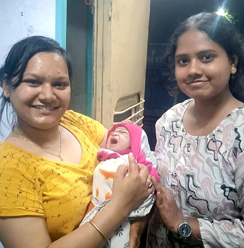ನವಜಾತ ಶಿಶುವಿನೊಂದಿಗೆ ವೈದ್ಯ ವಿದ್ಯಾರ್ಥಿನಿಯರು.