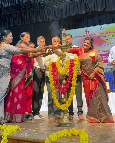 ಹಾಸನಾಂಬ ಕಲಾ ಕ್ಷೇತ್ರದಲ್ಲಿ ಮಹಿಳಾ ಮತ್ತು ಮಕ್ಕಳ ಕಲ್ಯಾಣ ಇಲಾಖೆಯ ವತಿಯಿಂದ ಹಮ್ಮಿಕೊಂಡಿದ್ದ ಮಹಿಳಾ ದಿನಾಚರಣೆ ಕಾರ್ಯಕ್ರಮವನ್ನು ಗಣ್ಯರು ಉದ್ಘಾಟಿಸಿದರು. ಶಾಸಕ ಸ್ವರೂಪ್ ಪ್ರಕಾಶ್, ತಹಸೀಲ್ದಾರ್ ಗೀತಾ, ಎಚ್.ಎಲ್.ಮಲ್ಲೇಶಗೌಡ ಇತರರಿದ್ದರು.