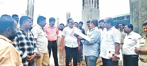 ಕಡೂರಿನಲ್ಲಿ ನೂತನವಾಗಿ ನಿರ್ಮಾಣಗೊಳ್ಳುತ್ತಿರುವ ಸಾರಿಗೆ ಬಸ್ ನಿಲ್ದಾಣದ ಕಾಮಗಾರಿಯನ್ನು ಶಾಸಕ ಕೆ.ಎಸ್.ಆನಂದ್ ಪರಿಶೀಲಿಸಿದರು. ಸತೀಶ್, ರವಿ ನಾಯಕ್, ಶ್ರೀಧರ್ ಸ್ವಾಮಿ, ಎಂ.ಶಿವಕುಮಾರ್ ಮತ್ತಿತರರಿದ್ದರು.