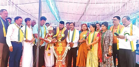 ಚಿಕ್ಕಬಾಸೂರು ಗ್ರಾಮದಲ್ಲಿ ಕಡೂರು ತಾಲೂಕು ಕನ್ನಡ ಜಾನಪದ ಸಮ್ಮೇಳನವನ್ನು ಕಜಾಪ ಅಧ್ಯಕ್ಷ ಡಾ. ಜಾನಪದ ಎಸ್. ಬಾಲಾಜಿ ಉದ್ಘಾಟಿಸಿದರು. ಓಣಿತೋಟ ರತ್ನಾಕರ್, ಸೂರಿ ಶ್ರೀನಿವಾಸ್, ಸಿ.ಜೆ.ತಿಮ್ಮಯ್ಯ, ಪರಮೇಶ್, ವಿಶಾಲಾಕ್ಷಮ್ಮ, ಶೋಭಾ ಮತ್ತಿತರರಿದ್ದರು