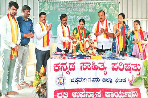 ಕಡೂರಿನ ಜ್ಞಾನಭಾರತಿ ವಿದ್ಯಾಸಂಸ್ಥೆ ಆವರಣದಲ್ಲಿ ಆಯೋಜಿಸಿದ್ದ ದತ್ತಿ ಉಪನ್ಯಾಸ ಕಾರ್ಯಕ್ರಮವನ್ನು  ಸೂರಿ ಶ್ರೀನಿವಾಸ್ ಉದ್ಘಾಟಿಸಿದರು.
