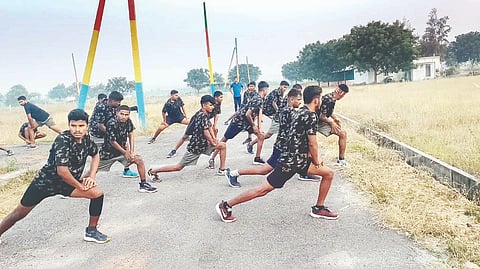 ಮೊದಲ ಬ್ಯಾಚ್‌ನ ಅಭ್ಯರ್ಥಿಗಳಿಗೆ ತರಬೇತಿ ನೀಡುತ್ತಿರುವುದು.