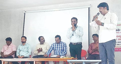 ಕುಡಚಿ ಪಟ್ಟಣದಲ್ಲಿ ಹಮ್ಮಿಕೊಂಡಿದ್ದ ಗಣತಿದಾರರು ಮತ್ತು ಮೇಲ್ವಿಚಾರಕರ ಮೊದಲನೇ ಹಂತದ ತರಬೇತಿ ಕಾರ್ಯಾಗಾರದಲ್ಲಿ ಉದಯಕುಮಾರ ಘಟಕಾಂಬಳೆ, ಸುಲೇಮಾನ್ ಶೇಖ್, ವಿನೋದ ಚೌಹಾಣ, ಮುಝಕೀರ್ ಬಾಗೆ ಇತರರಿದ್ದರು.