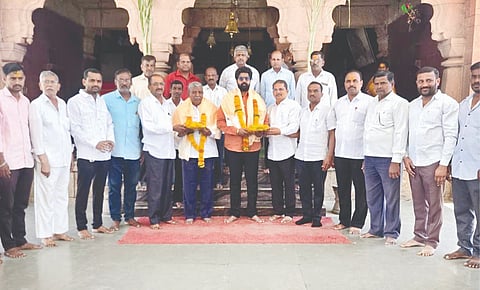 ನಬಾಪುರ (ಖನಗಾಂವ) ಗ್ರಾಮದ ಸಿದ್ಧಲಿಂಗೇಶ್ವರ ಜಾತ್ರೆಯಲ್ಲಿ ಅಮರನಾಥ ಜಾರಕಿಹೊಳಿ ಅವರನ್ನು ಸನ್ಮಾನಿಸಲಾಯಿತು. ಟಿ.ಆರ್​.ಕಾಗಲ್​, ಪುಂಡಲೀಕ ವಣ್ಣೂರ ಇತರರಿದ್ದರು.