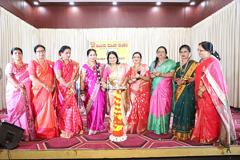 ಬೆಳಗಾವಿ ನಗರದ ಮಹಾಂತ ಭವನದಲ್ಲಿ ಬುಧವಾರ ಅಂಜನಾ ಮಹಿಳಾ ಮಂಡಳದ ವಾರ್ಷಿಕೋತ್ಸವವನ್ನು ಡಾ.ವಿಜಯಲಕ್ಷ್ಮೀ ಪುಟ್ಟಿ ಉದ್ಘಾಟಿಸಿದರು. ಭಾಗ್ಯಶ್ರೀ ಭೈರಪ್ಪನವರ, ವಿಜಯಲಕ್ಷ್ಮೀ ಪಾಟೀಲ ಇತರರಿದ್ದರು.