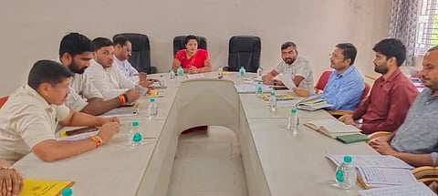 ಬೆಳಗಾವಿ ಪಾಲಿಕೆ ಸಭಾಂಗಣದಲ್ಲಿ ಬುಧವಾರ ಸ್ಥಾಯಿ ಸಮಿತಿ ಸಭೆಯಲ್ಲಿ ಅಧ್ಯಕ್ಷೆ ಮಾಧವಿ ರಾಘೋಚೆ ಮಾತನಾಡಿದರು. ಸಂತೋಷ ಪೇಡ್ನೇಕರ, ಶಹೀನ್ ಪಠಾಣ, ಸಿದ್ದು ಹಲ್ಲೋಳಿ, ದೀಪಾಲಿ ಟೋಪಗಿ ಇತರರಿದ್ದರು.