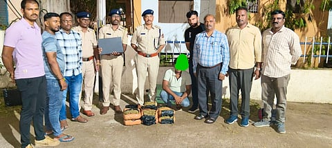  ನೈಋತ್ಯ ರೈಲ್ವೆಯ ರೈಲ್ವೆ ರಕ್ಷಣಾ ಪಡೆ ಸಿಬ್ಬಂದಿ ಗಾಂಜಾ ವಶಪಡಿಸಿಕೊಂಡಿದ್ದಾರೆ.