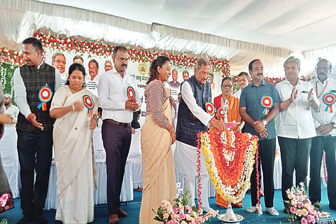 ಮೂಡಿಗೆರೆಯಲ್ಲಿ ಆಯೋಜಿಸಿದ್ದ ಹಕ್ಕುಪತ್ರ ಹಾಗೂ ಇತರ ಸವಲತ್ತುಗಳ ವಿತರಣೆ ಕಾರ್ಯಕ್ರಮವನ್ನು ಜಿಲ್ಲಾ ಉಸ್ತುವಾರಿ ಸಚಿವ ಕೆ.ಜೆ.ಜಾರ್ಜ್ ಉದ್ಘಾಟಿಸಿದರು. 