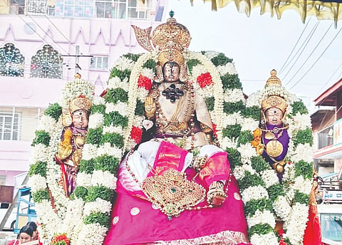 ಮೇಲುಕೋಟೆ ಶ್ರೀ ಚೆಲುವನಾರಾಯಣಸ್ವಾಮಿಗೆ ಶನಿವಾರ ಸಂಜೆ ಕೃಷ್ಣರಾಜಮುಡಿ ಬ್ರಹ್ಮೋತ್ಸವದ ನಿಮಿತ್ತ ಪಟ್ಟಾಭಿಷೇಕ ಮಹೋತ್ಸವದ ಉತ್ಸವ ನೆರವೇರಿತು.
