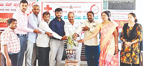 ಮೇಲುಕೋಟೆಯ ಸರ್ಕಾರಿ ಪ್ರಥಮದರ್ಜೆ ಕಾಲೇಜಿನಲ್ಲಿ ವಿಶ್ವ ಆರೋಗ್ಯ ದಿನದ ಅಂಗವಾಗಿ ಆಯೋಜಿಸಿದ್ದ ರಕ್ತದಾನ ಶಿಬಿರವನ್ನು ಪ್ರಾಂಶುಪಾಲ ಡಾ.ಡಿ ನಂಜುಂಡಯ್ಯ ಉದ್ಘಾಟಿಸಿದರು. ರಾಜೇಶ್ವರ್, ಜಗದೀಶ್, ರಾಮು ಇದ್ದರು.