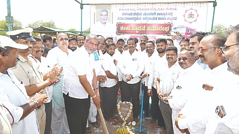ಮೂಡಲಗಿ ಪಟ್ಟಣದಲ್ಲಿ ಅಂದಾಜು 2.30 ಕೋಟಿ ರೂ. ವೆಚ್ಚದಲ್ಲಿ ಅಗ್ನಿಶಾಮಕ ಠಾಣೆ ನಿರ್ಮಾಣ ಕಾಮಗಾರಿಗೆ ಶಾಸಕ ಬಾಲಚಂದ್ರ ಜಾರಕಿಹೊಳಿ ಶಂಕುಸ್ಥಾಪನೆ ನೆರವೇರಿಸಿದರು. ಪ್ರಕಾಶ ಗುಡುಮೆ, ರವೀಂದ್ರ ಸೋನವಾಲಕರ ಇತರರಿದ್ದರು.