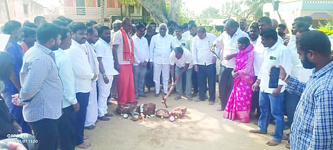 ಡಾ.ಬಿ.ಆರ್.ಅಂಬೇಡ್ಕರ್ ಪ್ರೌಢಶಾಲೆಯಲ್ಲಿ ಕೊಠಡಿ ನಿರ್ಮಾಣ ಕಾಮಗಾರಿಗೆ ಈರಣ್ಣ ಕಡಾಡಿ ಭೂಮಿಪೂಜೆ ನೆರವೇರಿಸಿದರು. ಶಂಕರ ಮಾಡಲಗಿ, ಉದಯ ಚಿಕ್ಕಣ್ಣವರ, ಗುರುಪಾದ ಕಳ್ಳಿ ಇತರರಿದ್ದರು.