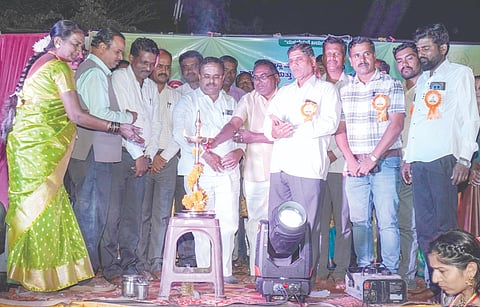 ಬೆಳಕೂಡ ಸರ್ಕಾರಿ ಕನ್ನಡ ಹಿರಿಯ ಪ್ರಾಥಮಿಕ ಶಾಲೆಯಲ್ಲಿ ಹಮ್ಮಿಕೊಂಡಿದ್ದ ಕಾರ್ಯಕ್ರಮಕ್ಕೆ ಬಸವರಾಜ ಕುಂಬಾರ ಚಾಲನೆ ನೀಡಿದರು. ಮಲ್ಲಿಕಾರ್ಜುನ ಯರಗುದ್ರಿ, ಯಲ್ಲೇಶ ಕಾಮಣ್ಣವರ, ಬಸವರಾಜ ಕುಂಬಾರ, ಮಹಾಂತೇಶ ಚೌಹಾಣ, ದಾನೇಶ್ವರಿ ಮಠಪತಿ ಇತರರಿದ್ದರು.