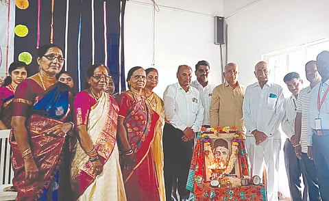 ಸವದತ್ತಿ ಕೆಎಲ್‌ಇ ಸಂಸ್ಥೆಯ ಬಿ.ಬಿ.ಮಮದಾಪುರ ಬಾಲಕಿಯರ ಪ್ರೌಢಶಾಲೆಯಲ್ಲಿ ಹಮ್ಮಿಕೊಂಡಿದ್ದ ಬಿ.ಬಿ.ಮಮದಾಪುರ ಪುಣ್ಯಸ್ಮರಣೆ ಕಾರ್ಯಕ್ರಮದಲ್ಲಿ ಬಾಬಣ್ಣ ಗಾಡಗೋಳಿ, ಬಿ.ವಿ.ಚಿಲಕಂಡಿ, ಮೀನಾಕ್ಷಿ ವಾಲಿ, ಬಿ.ವಿ.ಬಿ.ನರಗುಂದ ಇತರರಿದ್ದರು.