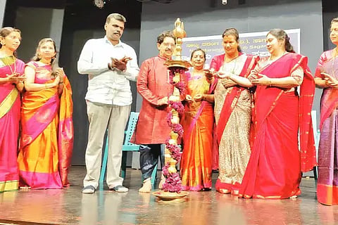 ಸಾಗರದಲ್ಲಿ ನಾಟ್ಯತರಂಗ ಸಂಸ್ಥೆ ಆಯೋಜಿಸಿದ್ದ ರಾಷ್ಟ್ರೀಯ ಸಂಸ್ಕೃತಿ ಸಪ್ತಾಹವನ್ನು ವ್ಯಾಸ ವಿಶ್ವವಿದ್ಯಾಲಯದ ಯೋಗ ಮತ್ತು ಮಾನವಿಕ ವಿಭಾಗದ ಮುಖ್ಯಸ್ಥೆ ಡಾ. ಕರುಣಾ ವಿಜಯೇಂದ್ರ ಉದ್ಘಾಟಿಸಿದರು. ಮೈತ್ರಿ ಪಾಟೀಲ್, ಆರ್.ಶ್ರೀನಿವಾಸ್, ಜನಾರ್ದನ ಮತ್ತಿತರರು ಇದ್ದರು.