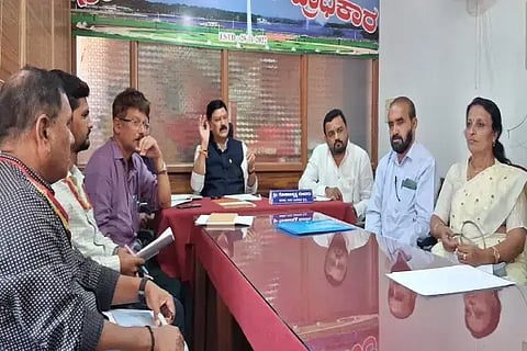 ಸಾಗರ ನಗರಸಭೆ ಪ್ರಾಂಗಣದಲ್ಲಿ ಶಾಸಕ ಗೋಪಾಲಕೃಷ್ಣ ಬೇಳೂರು ಅಧ್ಯಕ್ಷತೆಯಲ್ಲಿ ಯೋಜನಾ ಪ್ರಾಧಿಕಾರದ ಸಭೆ ನಡೆಯಿತು. ಸೋಮಶೇಖರ, ಮರಿಯಾ ಲೀಮಾ, ನಾಗಪ್ಪ ಇತರರಿದ್ದರು.