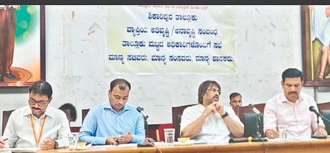 ಶಿಕಾರಿಪುರದಲ್ಲಿ ನಡೆದ ಅತಿವೃಷ್ಟಿ, ಅನಾವೃಷ್ಟಿ ಕುರಿತ ಅಧಿಕಾರಿಗಳ ಸಭೆಯಲ್ಲಿ ಮಧು ಬಂಗಾರಪ್ಪ, ಬಿ.ವೈ.ವಿಜಯೇಂದ್ರ, ನಗರದ ಮಹದೇವಪ್ಪ, ಪ್ರಭುಲಿಂಗ ಕವಳಿಕಟ್ಟಿ, ನಾಗರಾಜ್​, ವಾಣಿ, ಕುಮಾರ್​ ಇತರರಿದ್ದರು. 