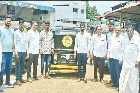 ಶಿಕಾರಿಪುರದಲ್ಲಿ ಬಿಎಸ್‌ವೈ ಅಭಿಮಾನೋತ್ಸವ ಅಂಗವಾಗಿ ವಾಹನಗಳಿಗೆ ಸ್ಟಿಕರ್ ಅಂಟಿಸಲಾಯಿತು. ಕೆ.ಎಸ್.ಗುರುಮೂರ್ತಿ, ಡಿ.ಎಲ್.ಬಸವರಾಜ್, ಚನ್ನವೀರಪ್ಪ, ಬೆಣ್ಣೆ ಪ್ರವೀಣ, ವೀರನಗೌಡ, ಸುರೇಶ್ ಇತರರಿದ್ದರು.