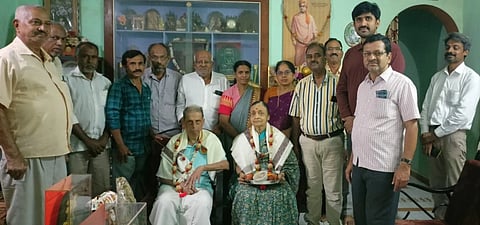 ಸೊರಬ ಪಟ್ಟಣದಲ್ಲಿ ಹಿರಿಯ ಸಹಕಾರಿ ಎಚ್​.ಎಸ್​ ಮಂಜಪ್ಪ ದಂಪತಿಯನ್ನು ಸನ್ಮಾನಿಸಲಾಯಿತು. ರಾಜಪ್ಪ ಮಾಸ್ತರ್​, ತೀ.ನ.ಶ್ರೀನಿವಾಸ್​, ಅಶೋಕ್​ ನಾಯಕ್​, ಅಬ್ದುಲ್​ ರಶೀದ್​, ಶೇಖರಮ್ಮ ಇತರರಿದ್ದರು. 