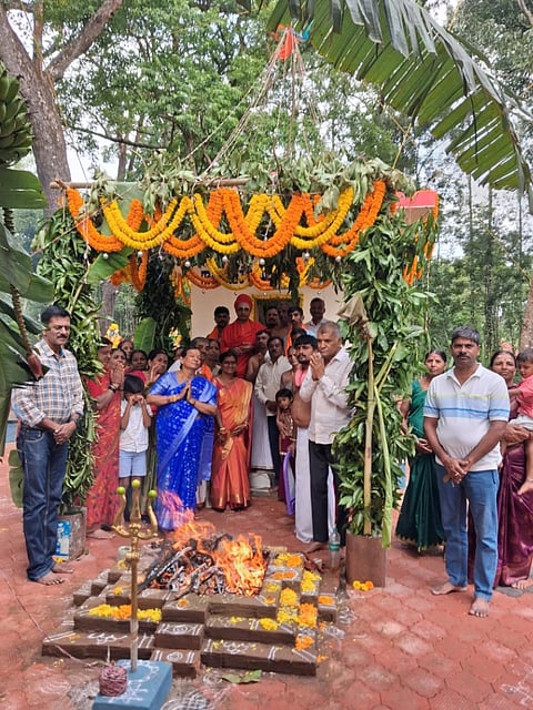 ಸೋಮವಾರಪೇಟೆ ತಾಲೂಕಿನ ಗೋಣಿಮರೂರು ಗ್ರಾಮದ ಗ್ರಾಮದೇವತೆ ಬಂಡಿಯಮ್ಮ ದೇವರ ವಿಗ್ರಹ ಪ್ರತಿಷ್ಠಾಪನಾ ಮಹೋತ್ಸವದಲ್ಲಿ ಭಕ್ತಾದಿಗಳು ಭಾಗವಹಿಸಿದ್ದರು.