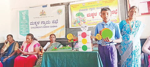 ಸೋಮವಾರಪೇಟೆ ತಾಲೂಕಿನ ಬೇಳೂರು ಗ್ರಾಮ ಪಂಚಾಯಿತಿ ವತಿಯಿಂದ ಆಯೋಜಿಸಿದ್ದ ಮಕ್ಕಳ ಗ್ರಾಮಸಭೆಯಲ್ಲಿ ವಿದ್ಯಾರ್ಥಿ ದಕ್ಷಿತ್ ರಸ್ತೆ ಸುರಕ್ಷತೆ ಬಗ್ಗೆ ಮಾಹಿತಿ ನೀಡಿದರು. ಪಾರ್ವತಮ್ಮ, ಸಾವಿತ್ರವ್ವ, ನಿರ್ಮಲಾ ಇದ್ದರು.