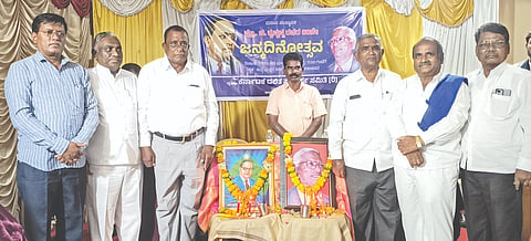 ಶಹಾಬಾದ್​ನಲ್ಲಿ ದಸಂಸ ಸಂಸ್ಥಾಪಕ ಪ್ರೊ.ಬಿ.ಕೃಷ್ಣಪ್ಪ ಅವರ 88ನೇ ಜಯಂತಿ ಕಾರ್ಯಕ್ರಮವನ್ನು ನಿವೃತ್ತ ನ್ಯಾಯಾಧೀಶ ಜಿ.ಕೆ.ಗೋಖಲೆ ಭಾವಚಿತ್ರಕ್ಕೆ ಮಾಲಾರ್ಪಣೆ ಮಾಡಿ ಉದ್ಘಾಟಿಸಿದರು. ಎ.ಬಿ.ಹೊಸಮನಿ, ಬಸಣ್ಣ ಸಿಂಗೆ, ಭೀಮಶಾ ಖನ್ನಾ, ಸುರೇಶ ಮೆಂಗನ್​ ಇತರರಿದ್ದರು. 