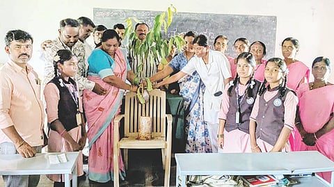 ಅಳವಂಡಿಯ ಶ್ರೀ ಸಿದ್ದೇಶ್ವರ ಕಾಲೇಜಿನಲ್ಲಿ ಮಲೇರಿಯಾ ವಿರೋಧಿ ಮಾಸಚಾರಣೆ ಕಾರ್ಯಕ್ರಮವನ್ನು ಡಿವೈಡಿಎಚ್‌ಇಒ ದೇವಮ್ಮ ಉದ್ಘಾಟಿಸಿದರು. ಆರೋಗ್ಯ ನಿರೀಕ್ಷಣಾಧಿಕಾರಿ ಸೈಯದ್ ಅಬ್ಬಾಸ್, ಬಿಎಚ್‌ಸಿಒ ಸಾವಿತ್ರಿ ಹಂಚಿನಾಳ, ಹಿರಿಯ ಶಿಕ್ಷಕಿ ಸಂಪಕ್ಕಾ, ಶಿಕ್ಷಕರಾದ ಹನುಮಂತ ಲಮಾಣಿ, ಎಂ.ಎಸ್.ಕೊಪ್ಪಳ, ನೀಲಪ್ಪ ಹಕ್ಕಂಡಿ, ಅಂಬರೀಶ ಬೋಚನಹಳ್ಳಿ, ಗಣೇಶ, ಗಾಯತ್ರಿ ಇತರರಿದ್ದರು.