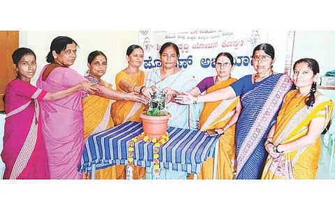ಬೆಟಗೇರಿ ಗ್ರಾಮದಲ್ಲಿ ಆಯೋಜಿಸಿದ್ದ ಪೋಷಣ ಪಕ್ವಾಡ ಕಾರ್ಯಕ್ರಮವನ್ನು ಗಿಡಕ್ಕೆ ನೀರು ಹಾಕಿ ಚಾಲನೆ ನೀಡಲಾಯಿತು. ವಲಯ ಮೇಲ್ವಿಚಾರಕಿ ಚಂದ್ರಮ್ಮ, ಅಂಗನವಾಡಿ ಕಾರ್ಯಕರ್ತೆಯರಾದ ಯಶೋಧಾ, ಲಕ್ಷ್ಮೀ, ಹುಲಿಗೆಮ್ಮ, ಸುಮಿತ್ರಾ, ಶಾಂತಾ, ಲಲಿತಾ, ಅಕ್ಕಮ್ಮ, ಮಮತಾಜಬಿ, ಪ್ರೇಮಾ ಇತರರಿದ್ದರು.