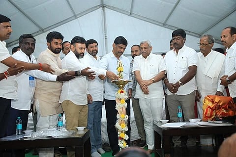  ದೊಡ್ಡಬಳ್ಳಾಪುರ ತಾಲೂಕು ಕೊನಘಟ್ಟ ಗ್ರಾಮದಲ್ಲಿ ಆಯೋಜಿಸಿದ್ದ ತಾಲೂಕು ಮಟ್ಟದ ರಾಸುಗಳ ಅಧಿಕ ಹಾಲು ಕರೆಯುವ ಸ್ಪರ್ಧೆ ಮತ್ತು ಮಿಶ್ರತಳಿ ಕರುಗಳ ಪ್ರದರ್ಶನಕ್ಕೆ ಬಮುಲ್​ ಅಧ್ಯಕ್ಷ ಡಿ.ಕೆ.ಸುರೇಶ್​ ಚಾಲನೆ ನೀಡಿದರು. ಸಂಸದ ಡಾ.ಕೆ ಸುಧಾಕರ್​, ಶಾಸಕ ಧೀರಜ್​ ಮುನಿರಾಜು, ಮಾಜಿ ಶಾಸಕ ವೆಂಕಟರಮಣಯ್ಯ, ಬಿಡಿಸಿಸಿ ಬ್ಯಾಂಕ್​ ನಿರ್ದೇಶಕ ಚುಂಚೇಗೌಡ, ಟಿಎಪಿಎಂಸಿಎಸ್​ ಅಧ್ಯಕ್ಷ ಸಿದ್ದರಾಮಯ್ಯ, ಪಿಎಲ್​ಡಿಬ್ಯಾಂಕ್​ ಅಧ್ಯಕ್ಷ ಶಿವಕುಮಾರ್​, ಬಮುಲ್​ ನಿರ್ದೇಶಕ ಹರೀಶ್​, ಎಸ್ಪಿ ಮುನಿರಾಜು, ಭೈರೇಗೌಡ, ಮುಖಂಡ ಲಕ್ಷ್ಮೀಪತಿ ಇದ್ದರು.