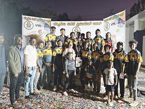 ದೇವನಹಳ್ಳಿಯಲ್ಲಿ ಆಯೋಜಿಸಿದ್ದ Cricket ವಹ್ನಿಕುಲ ತಿಗಳ ಪ್ರೀಮಿಯರ್​ ಲೀಗ್​ ಕ್ರಿಕೆಟ್​ ವಿಜೇತ ತಂಡಕ್ಕೆ ಶ್ರೀ ಕೃಷ್ಣಪಾಂಡವ ತಿಗಳ ಪತ್ತಿನ ಸಹಕಾರ ಸಂಘದ ಅಧ್ಯಕ್ಷ ಡಾ.ಎನ್​.ಚಂದ್ರಶೇಖರ್​ ಬಹುಮಾನ ವಿತರಿಸಿದರು.