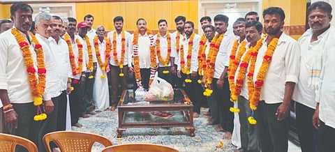 ಗೌರಿಬಿದನೂರಿನ ಹಿರೇಬಿದನೂರು ದಲಿತ ಕೇರಿಯಲ್ಲಿ ದೇಸಿ ಸಂಭ್ರಮದಲ್ಲಿ ಗೌತಮ ಬುದ್ಧ ಸಾಮಾಜಿಕ ಮತ್ತು ಸಾಂಸ್ಕೃತಿಕ ಸಂಸ್ಥೆ ಅಧ್ಯಕ್ಷ ವೈ.ಟಿ.ಪ್ರಸನ್ನ ಕುಮಾರ್​, ಕಲಾವಿದ ಹಾಗೂ ಎಸ್​ಡಿಎಂಸಿ ಮಾಜಿ ಅಧ್ಯಕ್ಷ ಎಚ್​. ನರಸಿಂಹಮೂರ್ತಿ ಇದ್ದರು.