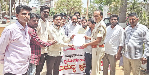 ಕಾಂಗ್ರೆಸ್​ ರಾಷ್ಟ್ರೀಯ ಅಧ್ಯ ಮಲ್ಲಿಕಾರ್ಜುನ ಖರ್ಗೆ ವಿರುದ್ಧ ಹುಮನಾಬಾದ್​ ಪೊಲೀಸ್​ ಠಾಣೆಯ ಸಿಪಿಐ ಸುರೇಶಕುಮಾರ ಚವ್ಹಾಣ್​ ಅವರಿಗೆ ಬಿಜೆಪಿ ಮಂಡಲ ಟಕದಿಂದ ಮನವಿ ಸಲ್ಲಿಸಲಾಯಿತು. ಮಂಡಲ ಅಧ್ಯ ಅನಿಲ ಪಸರ್ಗಿ, ಸುನೀಲ್​ ಪತ್ರಿ, ರಮೇಶ ಕಲ್ಲೂರ, ಪ್ರಮುಖರಾದ ನಾಗಭೂಷಣ ಸಂಗಮ ಇತರರಿದ್ದರು.