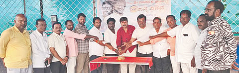 ಬೀದರ್​ ದಕ್ಷಿಣ ಕ್ಷೇತ್ರದ ಮಂಗಲಗಿ ಗ್ರಾಮದಲ್ಲಿ ಶುಕ್ರವಾರ ವಿಧಾನ ಪರಿಷತ್​ ಸದಸ್ಯ ಭೀಮರಾವ ಪಾಟೀಲ್​ ಜನ್ಮದಿನವನ್ನು  ಅಭಿಮಾನಿಗಳು ಹಾಗೂ ಕಾಂಗ್ರೆಸ್​  ಕಾರ್ಯಕರ್ತರು ಕೇಕ್​ ಕತ್ತರಿ ಆಚರಿಸಿದರು.  ಚಂದ್ರಶೇಖರ ಚನ್ನಶೆಟ್ಟಿ, ಸಂಗ್ರಾಮಪ್ಪ ಪಾಟೀಲ, ಭೀಮರಡ್ಡಿ ವರವಟ್ಟಿ,  ಕಮಲರಡ್ಡಿ, ರಾಮಶೆಟ್ಟಿ ಪಾಟೀಲ,ಬಾಬುರಾವ ಗಂಗಾ, ಶಿವಪುತ್ರ ಸಾದಾ, ರಾಜಕುಮಾರ ತೆಳಮನಿ, ಶಿವಕುಮಾರ ಜುನ್ನಾ ಇತರರಿದ್ದರು.