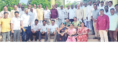 ಹಗರಿಬೊಮ್ಮನಹಳ್ಳಿಯಲ್ಲಿ ಭಾನುವಾರ ವೀರಶೈವ ಲಿಂಗಾಯತ ಪಂಚಮಸಾಲಿ ಸಂಘದ ರಾಜ್ಯ ಕಾರ್ಯಕಾರಿಣಿ ಸಭೆಯಲ್ಲಿ ರಾಜ್ಯ ಉಪಾಧ್ಯಕ್ಷ ದೇವರಮನಿ ಶಿವಶರಣ, ರಾಜ್ಯ ಸಮಿತಿಯ ಕಾನೂನು ಸಲಹೆಗಾರ ಎಂ. ಸೋಮಶೇಖರ ಕೋತ್ತಂಬರಿ, ರಾಜ್ಯ ಮಾಜಿ ಅಧ್ಯಕ್ಷ ಬಸವರಾಜ ದಿಂಡೂರು, ರಾಜ್ಯ ಪ್ರಧಾನ ಕಾರ್ಯದರ್ಶಿ ಪರಮೇಶ್ವರ ಪಟ್ಟಣಶೆಟ್ಟಿ, ನಿಕಟಪೂರ್ವ ಅಧ್ಯಕ್ಷ ಬಾವಿ ಬೆಟ್ಟಪ್ಪ, ರಾಜ್ಯ ಯುವ ಘಟಕದ ಅಧ್ಯಕ್ಷ ಕಿಚಿಡಿ ಕೊಟ್ರೇಶ, ವಸಂತ ಹುಲ್ಲತ್ತಿ, ಮಂಗಳಮ್ಮ, ರಷ್ಮ ಕುಂಕೋಸ್, ರಾಜೇಶ್ವರಿ, ಆಶಾ ಕಲ್ಲಪ್ಪ, ರೇಣುಕಾ, ಲಲಿತಾ ದೊಡ್ಡಮನಿ ಇತರರಿದ್ದರು.