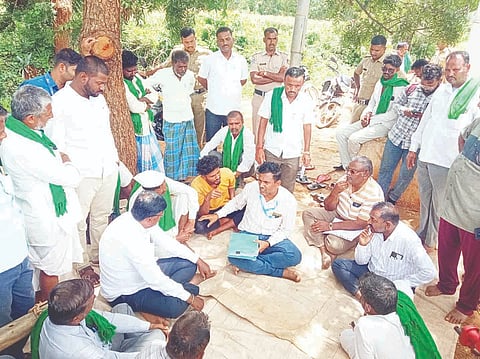 ಹನುಮಸಾಗರದ ರೈತರ ಜಮೀನಿನಲ್ಲಿ ರೈತ ಸಂಘ ಹಾಗೂ ಹಸಿರು ಸೇನೆ ಮುಖಂಡರು, ರೈತರೊಂದಿಗೆ ಎಂ. ಪವರಗ್ರಿಡ್ ಕೊಪ್ಪಳ ಗದಗ್ ಟ್ರಾನ್ಸ್‌ಮಿಷನ್ ಲಿ. ವ್ಯವಸ್ಥಾಪಕ ಚಂದನ್, ಇಂಜಿಯರ್ ಮದನ್, ಎಇ ಪರಮೇಶ ಚರ್ಚಿಸಿದರು.