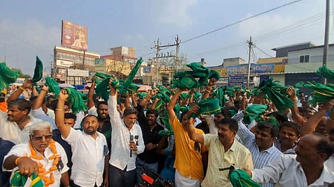ಪ್ರತಿಭಟನಾನಿರತ ರೈತರನ್ನು ಬಂಧಿಸಿದ ತಮಿಳುನಾಡು ಸರ್ಕಾರದ ಕ್ರಮ ವಿರೋಧಿಸಿ ವಿವಿಧ ರೈತ ಸಂದ ಮುಖಂಡರು ಹೊಸೂರಿನಲ್ಲಿ ಪ್ರತಿಭಟನೆ ನಡೆಸಿದರು.