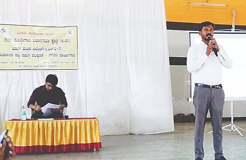 ಕೊಳ್ಳೇಗಾಲದ ಭ್ರಮರಾಂಭ ಕಲ್ಯಾಣ ಮಂಟಪದಲ್ಲಿ ಮತದಾರರ ಪಟ್ಟಿ ವಿಶೇಷ ಸಮಗ್ರ ಪರಿಷ್ಕರಣೆ (ಎಸ್‌ಐಆರ್) ಕುರಿತು ರಾಜಕೀಯ ಪಕ್ಷಗಳ ಪ್ರತಿನಿಧಿಗಳಿಗೆ ಆಯೋಜಿಸಿದ್ದ ಕಾರ್ಯಾಗಾರದಲ್ಲಿ ತಹಸೀಲ್ದಾರ್ ಬಸವರಾಜು ಮಾತನಾಡಿದರು. ದಿನೇಶ್ ಕುಮಾರ್ ಮೀನಾ ಇದ್ದರು.