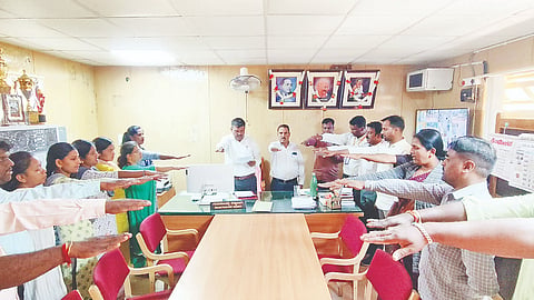 ಕೊಳ್ಳೇಗಾಲ ಪಟ್ಟಣದ ಡಾ.ಬಿ.ಆರ್.ಅಂಬೇಡ್ಕರ್ ಪ್ರತಿಮೆಗೆ  ಭಾನುವಾರ ಬಿಜೆಪಿ ಎಸ್ಸಿ ಮೋರ್ಚಾ ಜಿಲ್ಲಾಧ್ಯಕ್ಷ ಡಾ.ನವೀನ್‌ಮೌರ್ಯ ಮಾಲಾರ್ಪಣೆ ಮಾಡಿದರು. ಎಸ್.ಸಿದ್ದಪ್ಪಾಜಿ, ರೇವಣ್ಣ, ಕೆ.ಕೆ ಮೂರ್ತಿ, ನಟರಾಜು, ಬಸವರಾಜು ಇತರರು ಇದ್ದರು.