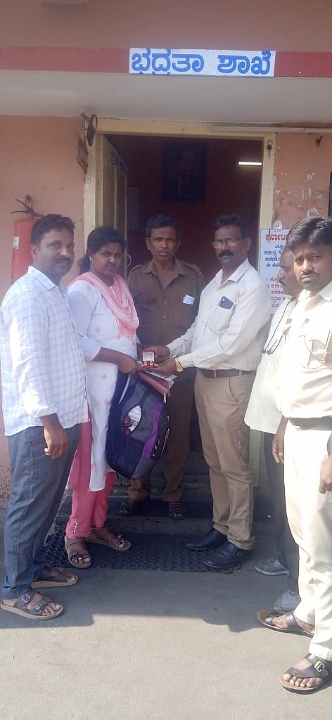  ಚಿನ್ನದ ಓಲೆ ಇದ್ದ ಬಟ್ಟೆ ಬ್ಯಾಗ್ ಅನ್ನು ಕೊಳ್ಳೇಗಾಲ ಕೆಎಸ್ ಆರ್‌ಟಿಸಿ ಡಿಪೋ ಮ್ಯಾನೇಜರ್ ಭೋಗನಾಯಕ ಜಿ.ಸಿಂಧು ಅವರಿಗೆ ಹಿಂದಿರುಗಿಸಿದರು.