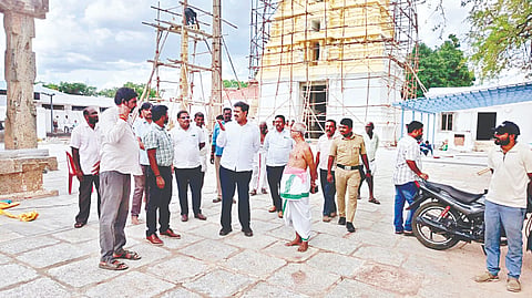 ಶಿವನಸಮುದ್ರ ಗ್ರಾಮದಲ್ಲಿರುವ ಶ್ರೀ ಜಗನ್ಮೋಹನ ಮಧ್ಯರಂಗನಾಥಸ್ವಾಮಿ ದೇವಸ್ಥಾನಕ್ಕೆ ಶಾಸಕ ಎಂ.ಆರ್.ಮಂಜುನಾಥ್ ಭೇಟಿ ನೀಡಿ ಪರಿಶೀಲಿಸಿದರು. 