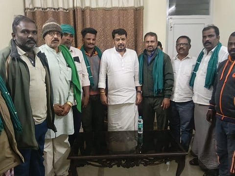 ಕೊಳ್ಳೇಗಾಲ ಪಟ್ಟಣದ ಪ್ರವಾಸಿ ಮಂದಿರದಲ್ಲಿ ಬುಧವಾರ ಸಂಸದ ಸುನೀಲ್ ಬೋಸ್ ಅವರನ್ನು ರೈತ ಸಂಘದ ಪದಾಧಿಕಾರಿಗಳು ಭೇಟಿ ಮಾಡಿ ರೈತರ ಸಮಸ್ಯೆಗಳನ್ನು ಬಗೆಹರಿಸುವಂತೆ ಒತ್ತಾಯಿಸಿದರು. ಶೈಲೇಂದ್ರ ಬಸವರಾಜು, ಮೋಳೆ ರಾಜು, ಪೇರಿಯನಾಯಗಂ, ಮಣಿ, ಲಾರೆನ್ಸ್, ನಂಜುಂಡಸ್ವಾಮಿ ಇದ್ದರು.