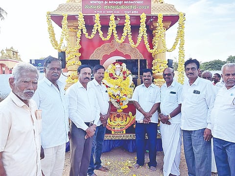 ಕೊಳ್ಳೇಗಾಲ ತಾಲೂಕಿನ ಮಧುವನಹಳ್ಳಿ ಗ್ರಾಮಕ್ಕೆ ಶುಕ್ರವಾರ ಆಗಮಿಸಿದ ಸುತ್ತೂರು ಜಾತ್ರಾ ಮಹೋತ್ಸವದ ಪ್ರಚಾರ ರಥವನ್ನು ಅಖಲ ಭಾರತ ವೀರ ಶೈವ ಲಿಂಗಾಯತ ಮಹಾಸಭಾ ತಾಲೂಕು ಘಟಕ ಪದಾಧಿಕಾರಿಗಳು ಮತ್ತು ವಿವಿಧ ಸಮುದಾಯ ಮುಖಂಡರು ಆತ್ಮೀಯವಾಗಿ ಬರಮಾಡಿಕೊಂಡರು.