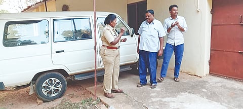 ಕೊಳ್ಳೇಗಾಲ ಮಹದೇಶ್ವರ ಕಾಲೇಜ್ ರಸ್ತೆಯಲ್ಲಿರುವ ಗರ್ಲ್ಸ್ ಹೋಂ ಆವರಣದಲ್ಲಿ ನಿಲ್ಲಿಸಿದ್ದ ಕ್ವಾಲಿಸ್ ಕಾರಿನ ಕಿಟಕಿ ಗಾಜಿನ ರಬ್ಬರ್ ಕಿತ್ತು ಹಾಕಿ ಕಾರನ್ನು ಕಳ್ಳರು ಕದಿಯಲು ಯತ್ನಿಸಿರುವ ಸ್ಥಳಕ್ಕೆ ಪಿಎಸ್‌ಐ ಉಮಾವತಿ ಮತ್ತು ಕಾನ್‌ಸ್ಟೆಬಲ್ ಸವಿರಾಜ್ ಸ್ಥಳಕ್ಕೆ ಆಗಮಿಸಿ ಪರಿಶೀಲನೆ ನಡೆಸುತ್ತಿರುವುದು.
