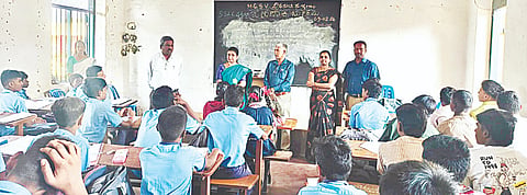 ಕೊಳ್ಳೇಗಾಲ ಪಟ್ಟಣದ ಎಂಜಿಎಸ್‌ವಿ ಪ್ರೌಢಶಾಲೆಯಲ್ಲಿ ಸೋಮವಾರ ಎಸ್ಸೆಸ್ಸೆಲ್ಸಿ ವಿದ್ಯಾರ್ಥಿಗಳಿಗೆ ನಡೆಸಿದ ಪ್ರೇರಣಾ ಕಾರ್ಯಾಗಾರಕ್ಕೆ ಚಾಮರಾಜನಗರ ಶಾಲಾ ಶಿಕ್ಷಣ ಇಲಾಖೆ ಉಪ ನಿರ್ದೇಶಕ ಚಂದ್ರ ಪಾಟೀಲ್ ಭೇಟಿ ನೀಡಿ ಪರಿಶೀಲಿಸಿದರು. ಬಿಇಒ ಮಂಜುಳಾ ಇದ್ದಾರೆ.
